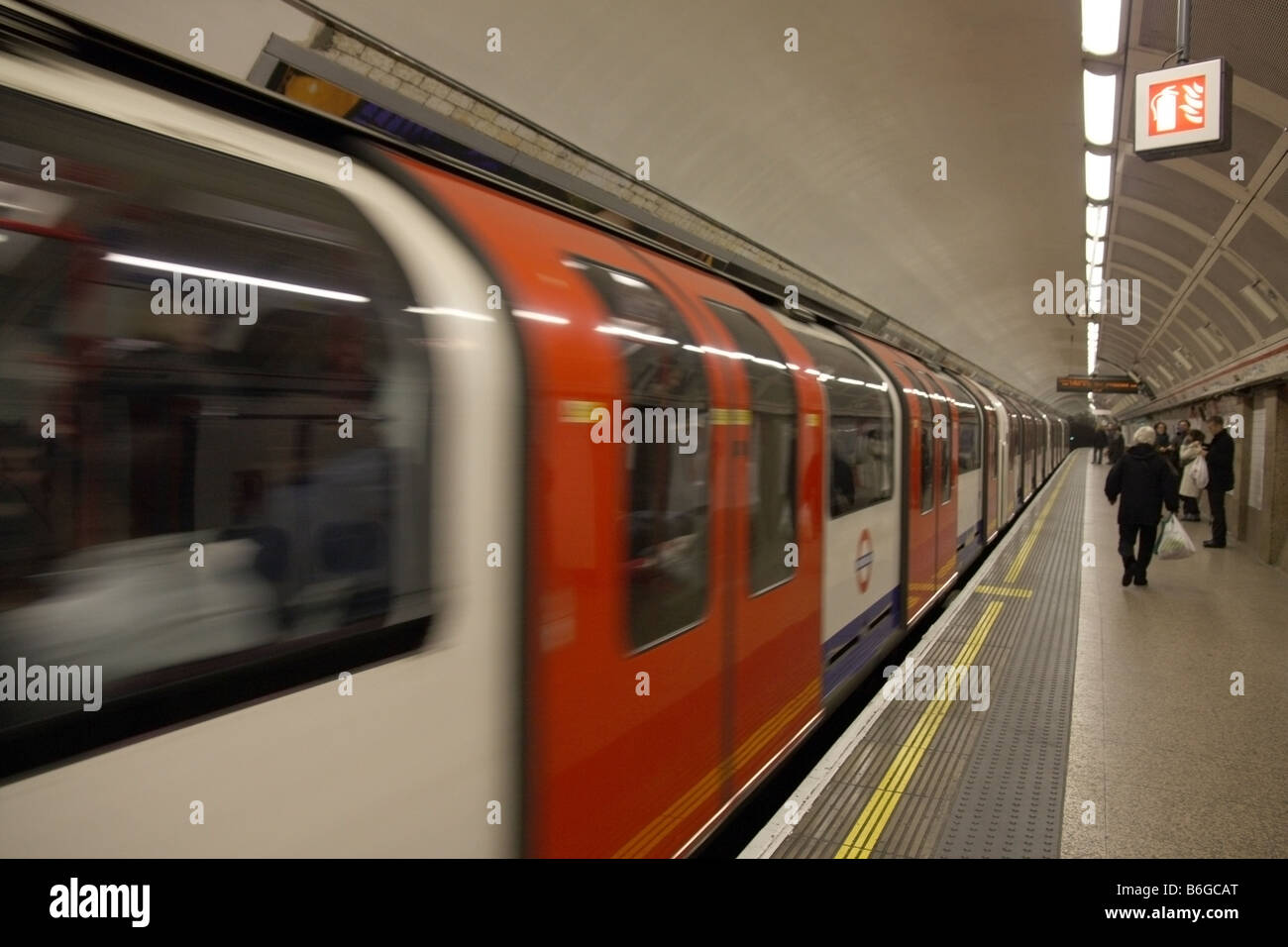 La station de métro de Londres avec train en mouvement Banque D'Images