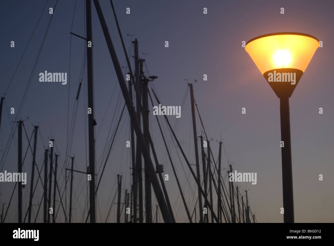 Le PORT DE ROME AU COUCHER DU SOLEIL. s'allume et les chantiers Banque D'Images