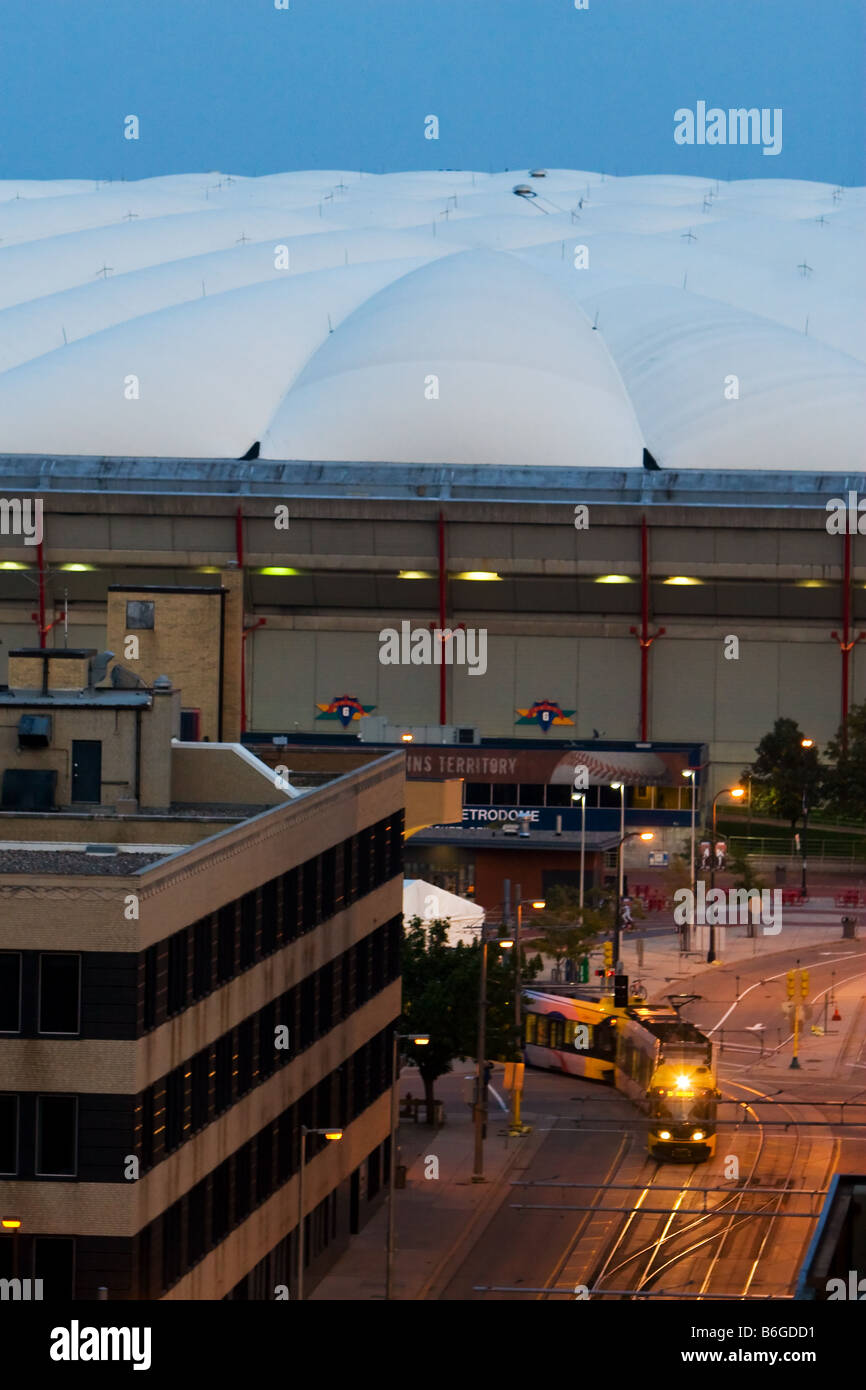 Un train léger sur rail d'Hiawatha permet de naviguer dans les rues de Minneapolis, MN, en passant le Metrodome. Banque D'Images