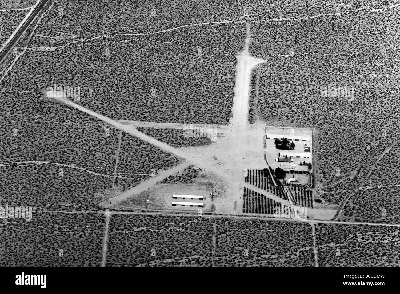 Vue aérienne au-dessus de la terre agricole privée route de l'aéroport central Valley en Californie Banque D'Images