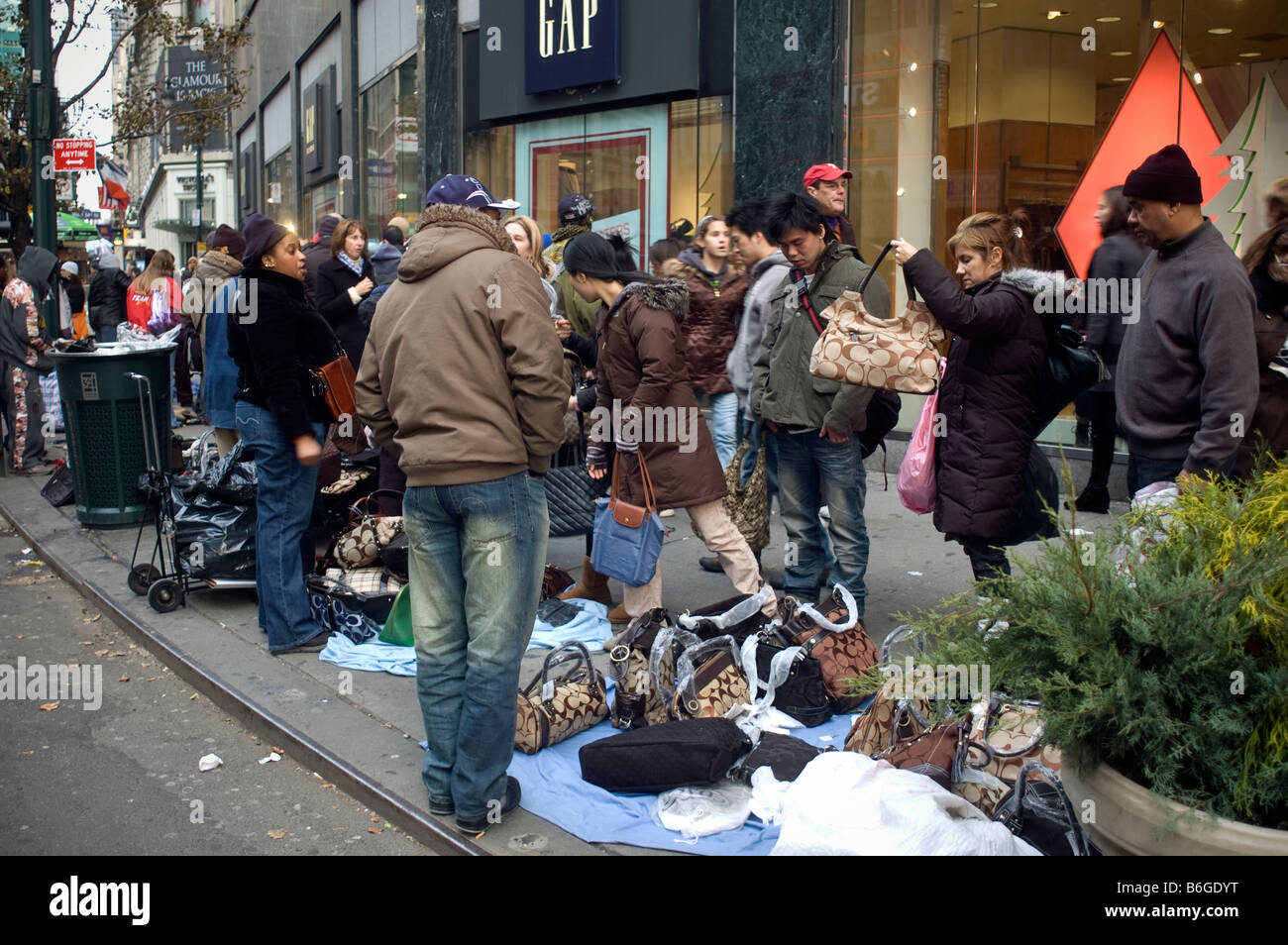 Marchands vendant des marchandises de contrefaçon et imitation line les trottoirs de Herald Square Banque D'Images