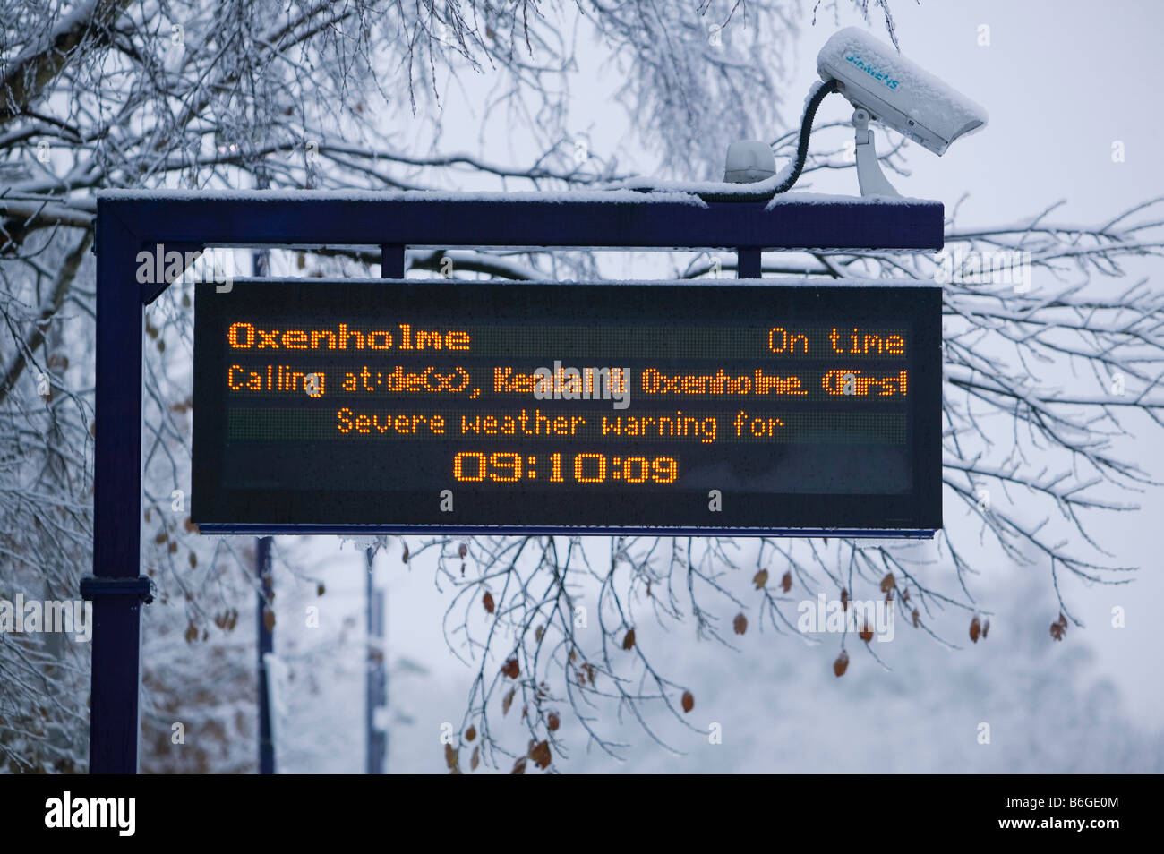 Un avertissement de temps violent à la gare de Windermere dans la neige en Cumbria UK Banque D'Images