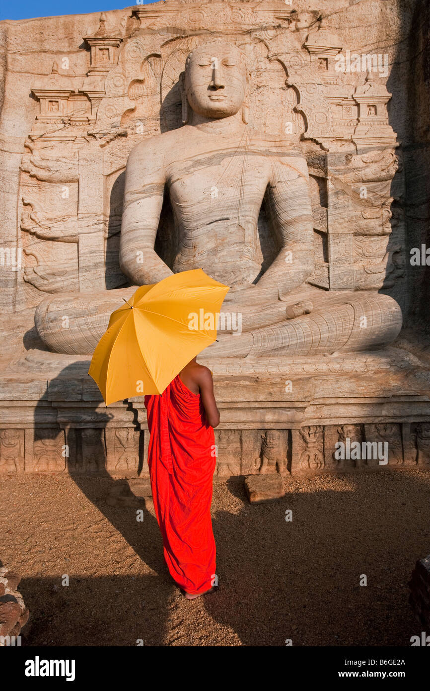 Un moine en prière au Bouddha, Gal Vihara, Polonnaruwa, Sri Lanka Banque D'Images