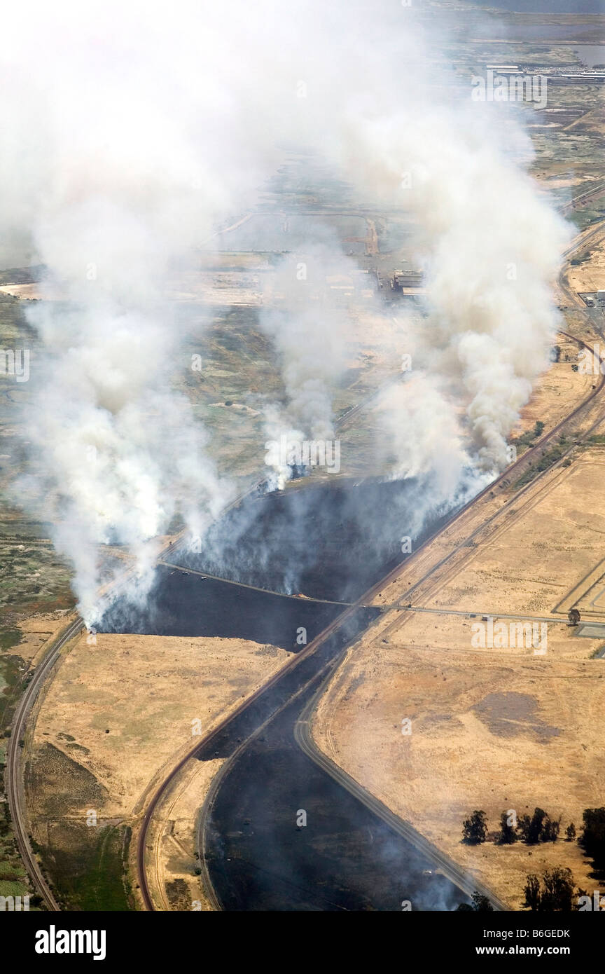 Vue aérienne au-dessus de la fumée de combustion contrôlée le feu sur les lignes de chemin de fer de Californie Banque D'Images