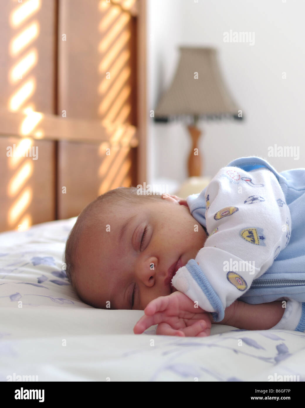 0-3 mois bébé garçon dormir dans le lit des parents Banque D'Images