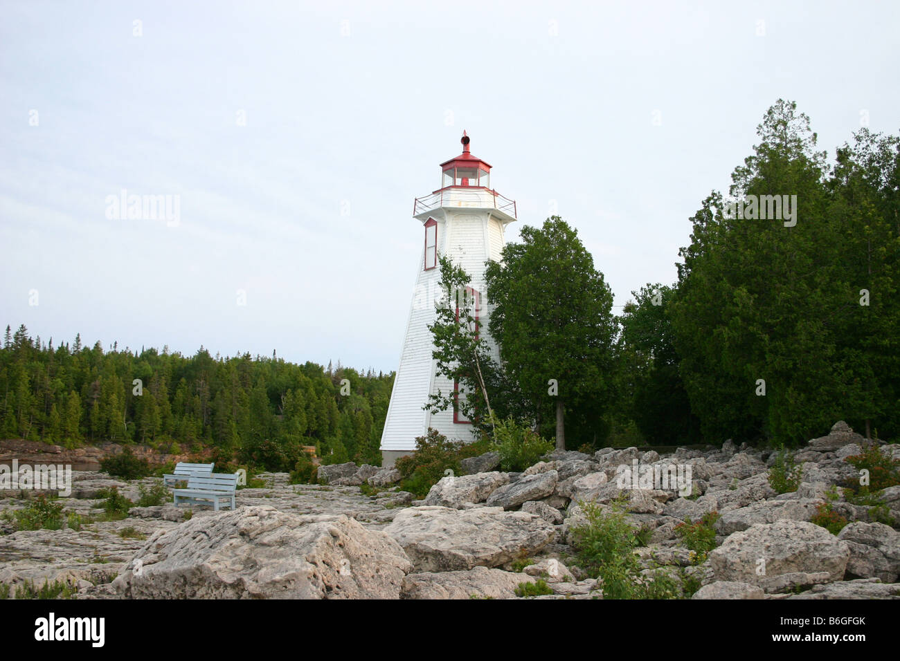 Le phare en bois historique à Big Tub, à Tobermory, en Ontario, au Canada, sur la côte rocheuse de la péninsule Bruce. Banque D'Images