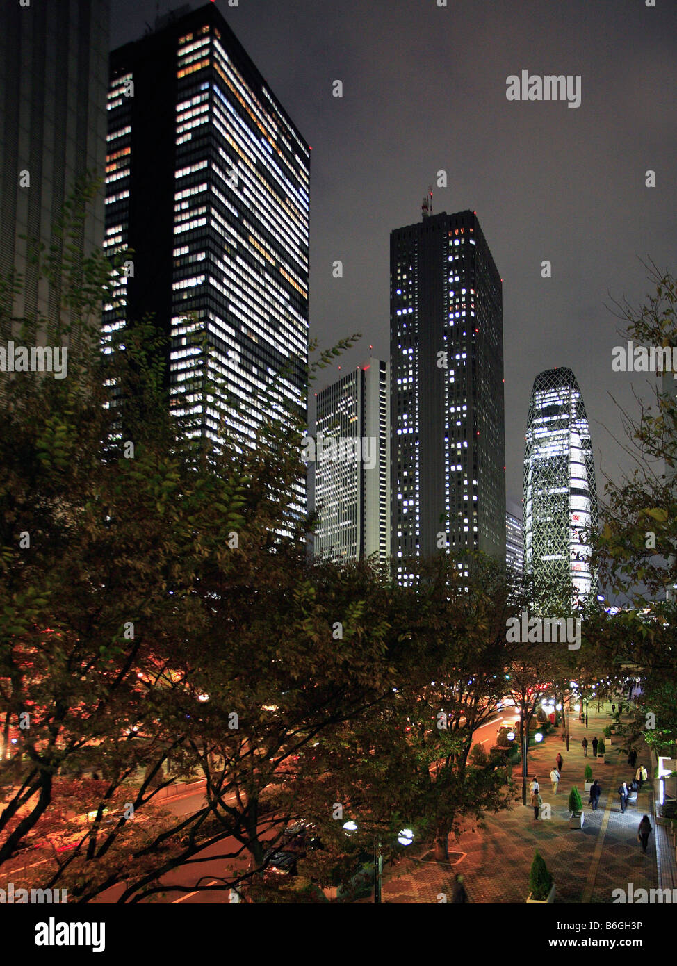 Japon Tokyo Shinjuku gratte-ciel scène de rue le soir Banque D'Images