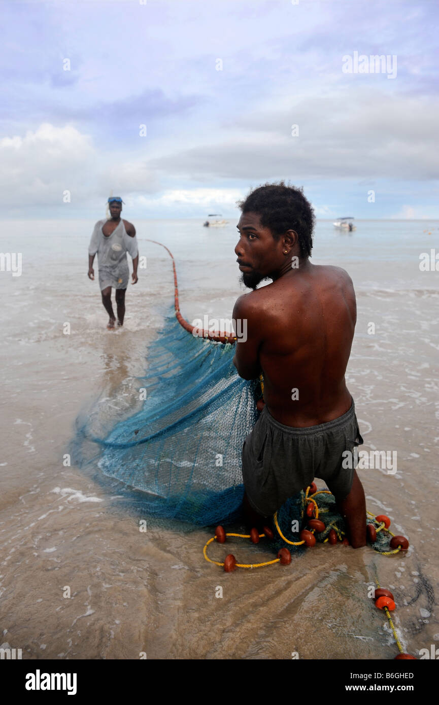 Un artisan pêcheur ATTIRE DANS SES FILETS D'UNE PLAGE PRÈS DE CASTRIES ST LUCIA Banque D'Images