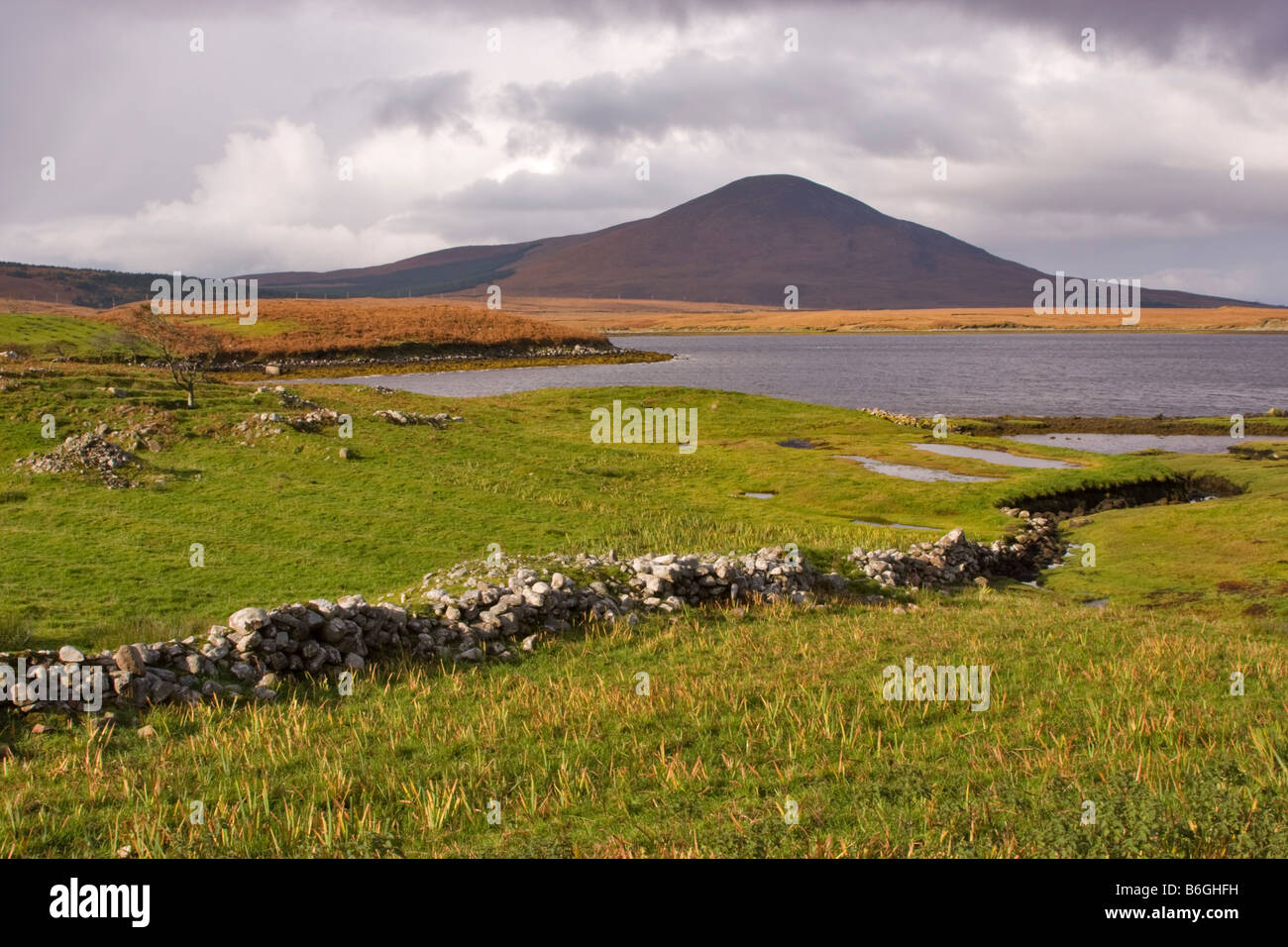 Mur de pierre et l'île d'Achill, Comté de Mayo, République d'Irlande Banque D'Images