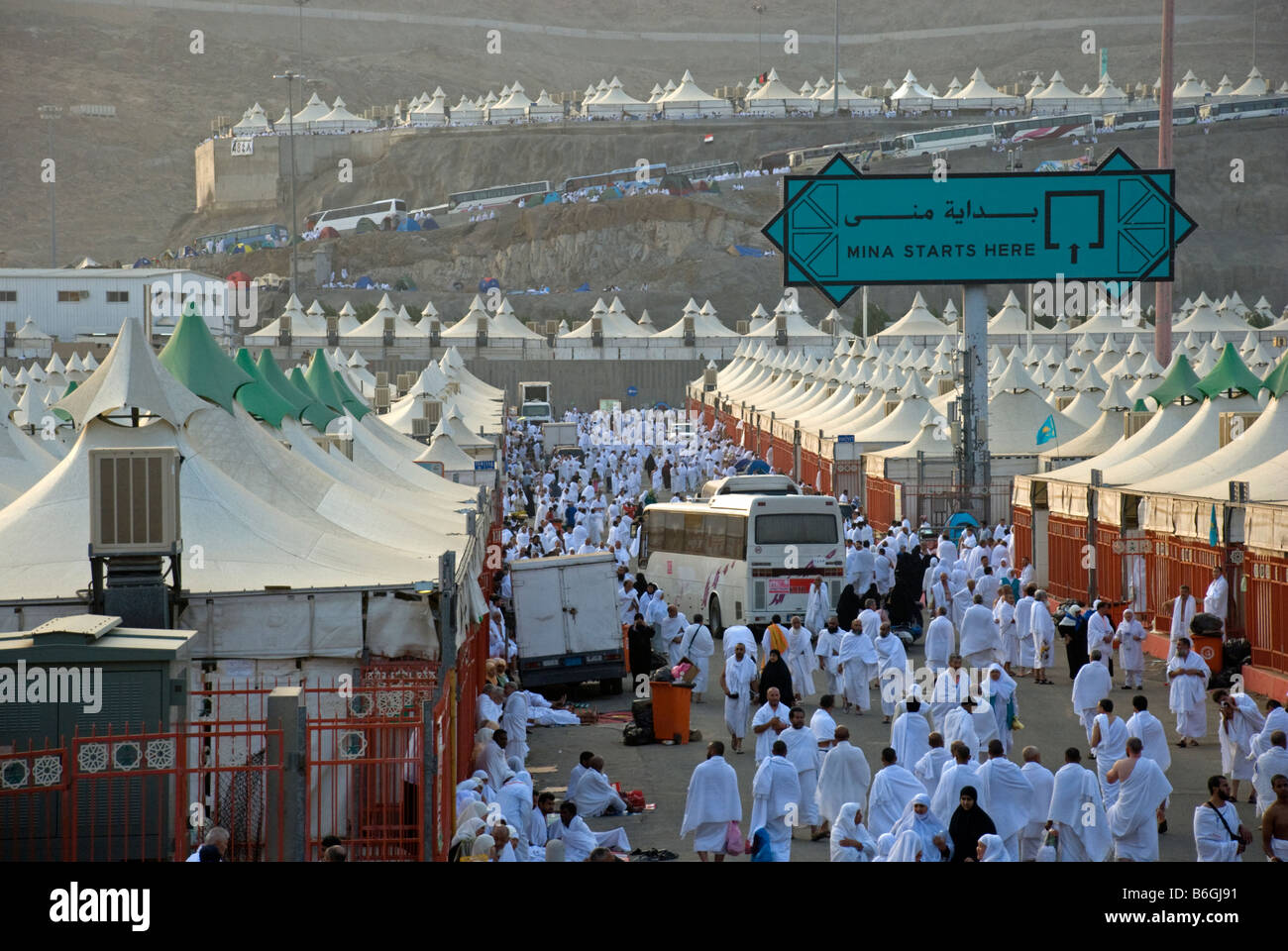 Pèlerins musulmans arrivant la partie européenne de la village de tentes  Mina le premier jour du hadj à La Mecque Arabie Saoudite Photo Stock - Alamy