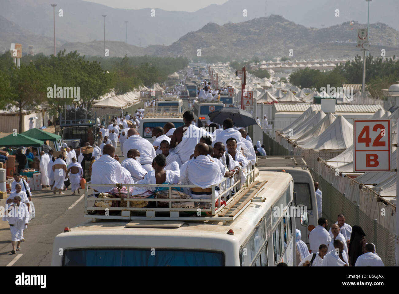 Pèlerins musulmans d'arriver à la plaine d'Arafat sur le toit d'un bus sur le deuxième jour du hadj à La Mecque Arabie Saoudite Banque D'Images