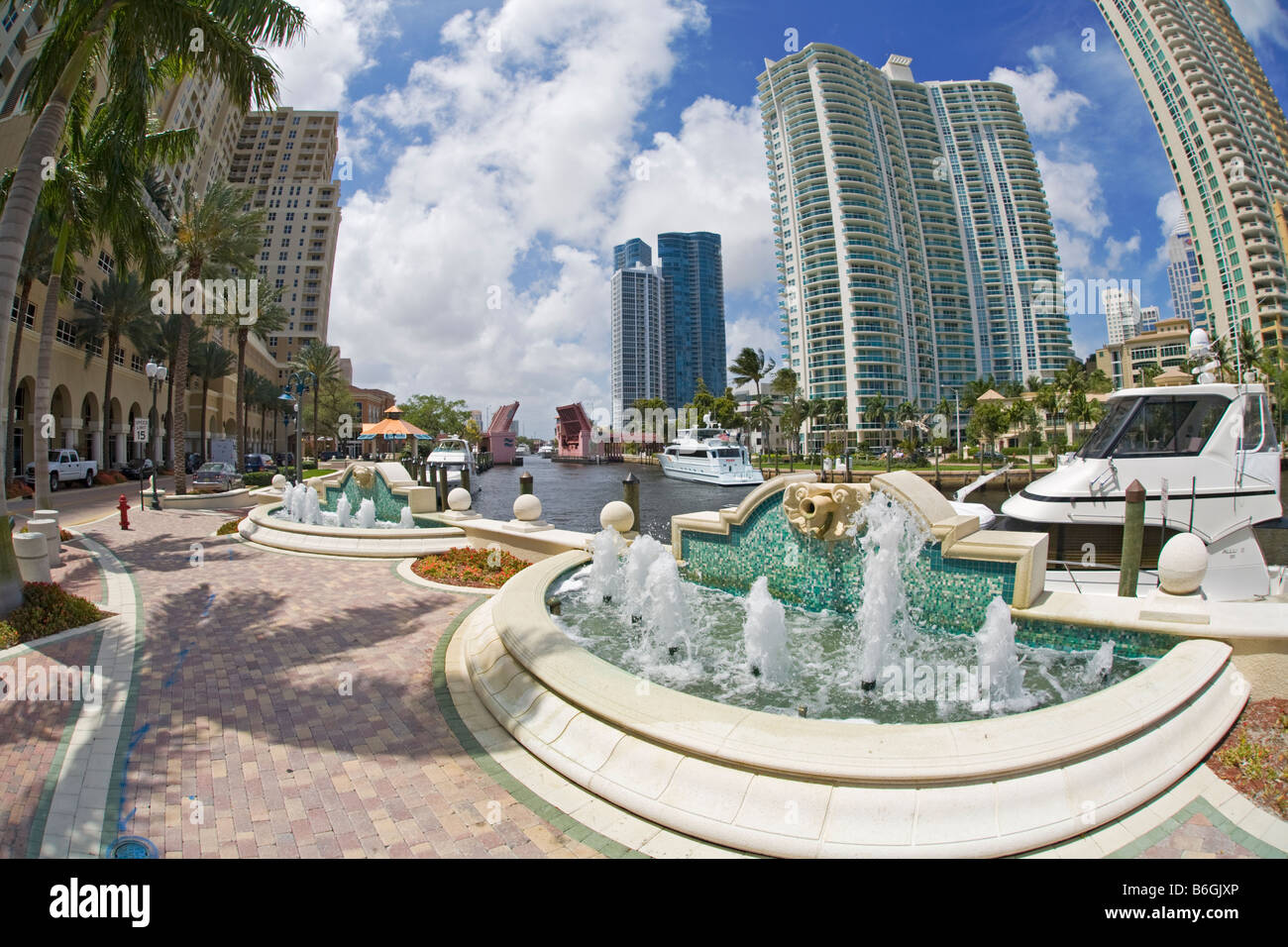 Voir l'objectif fisheye de Riverwalk le long de la New River dans le centre-ville de Fort Lauderdale en Floride Banque D'Images