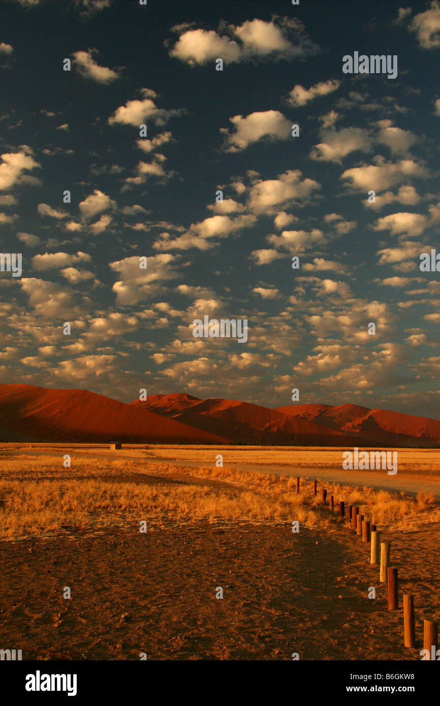 Nuages sur le désert du Namib dans la région de Sossusvlei Banque D'Images