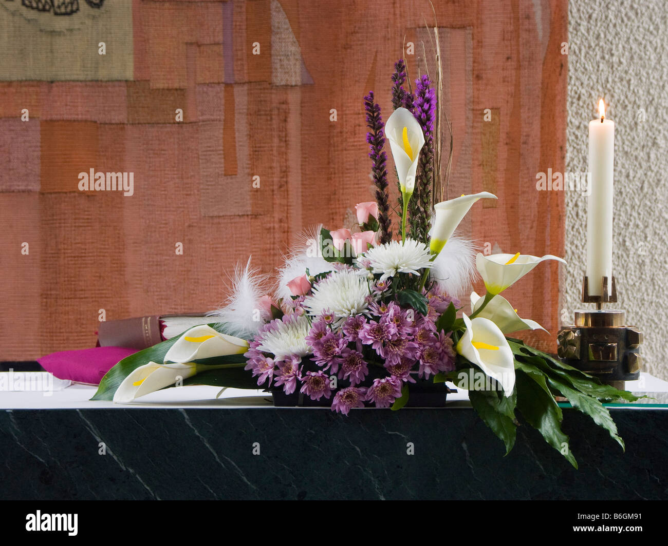 Autel fleurs et bougie sur un autel de l'église moderne Banque D'Images