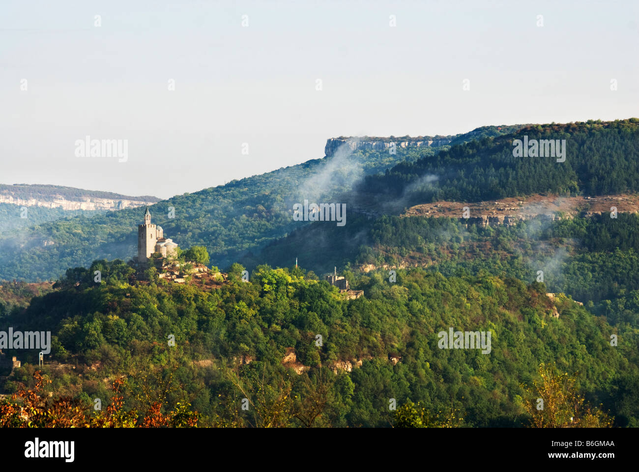 Voir la forteresse de Tsarevets et les collines environnantes, Veliko Tarnovo, Bulgarie Banque D'Images