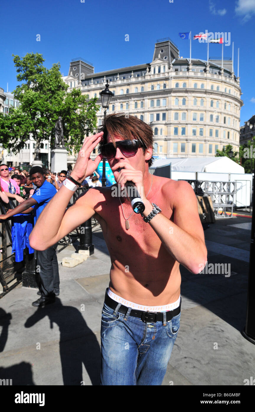 Jonas Erik Altberg (alias 'Basshunter') sur scène à Londres Gay Pride 2008 Banque D'Images Jonas Erik Altberg (alias 'Basshunter') sur scène à Londres Gay Pride 2008 Banque D'Images