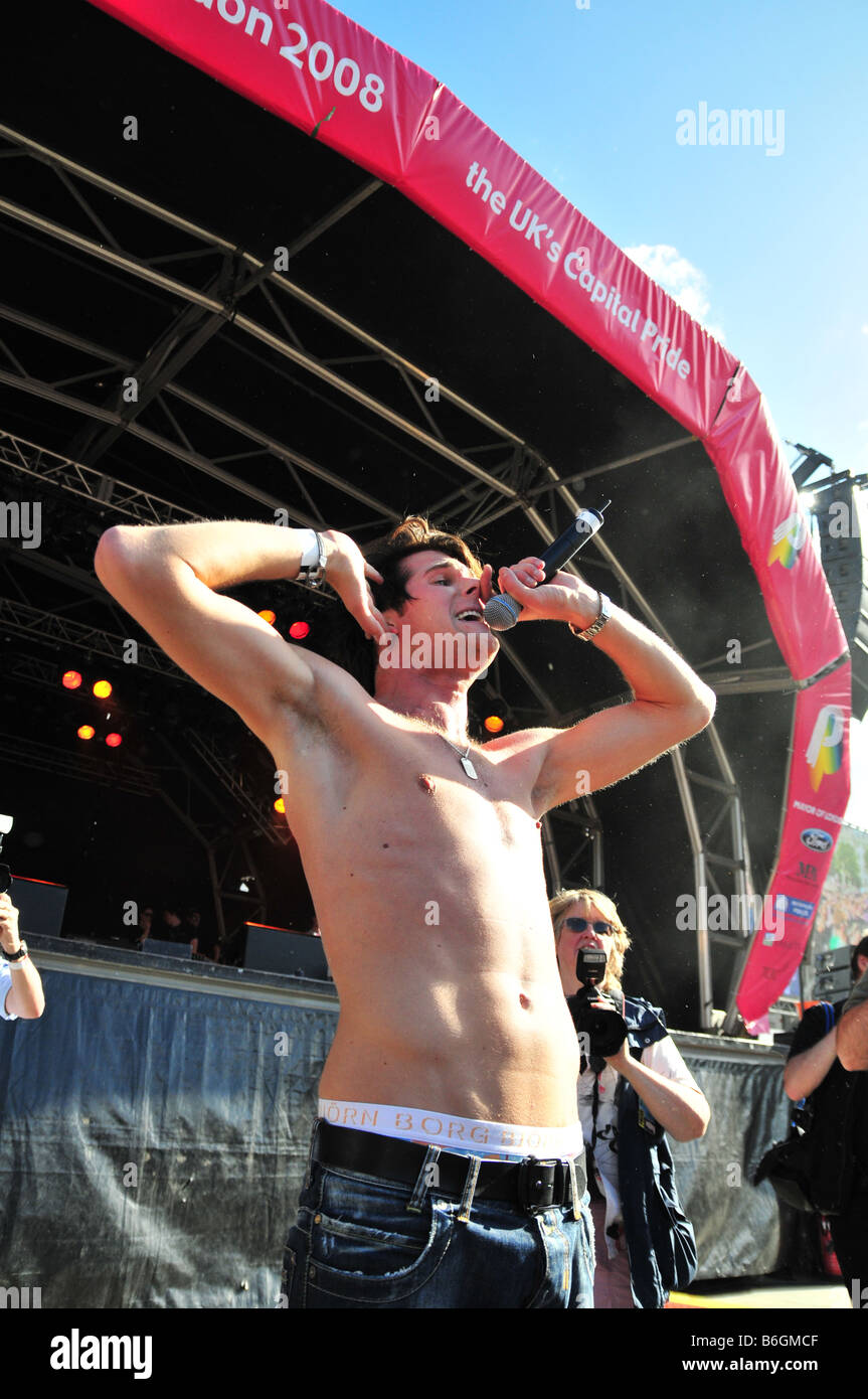 Jonas Erik Altberg (alias 'Basshunter') sur scène à Londres Gay Pride 2008 Banque D'Images Jonas Erik Altberg (alias 'Basshunter') sur scène à Londres Gay Pride 2008 Banque D'Images