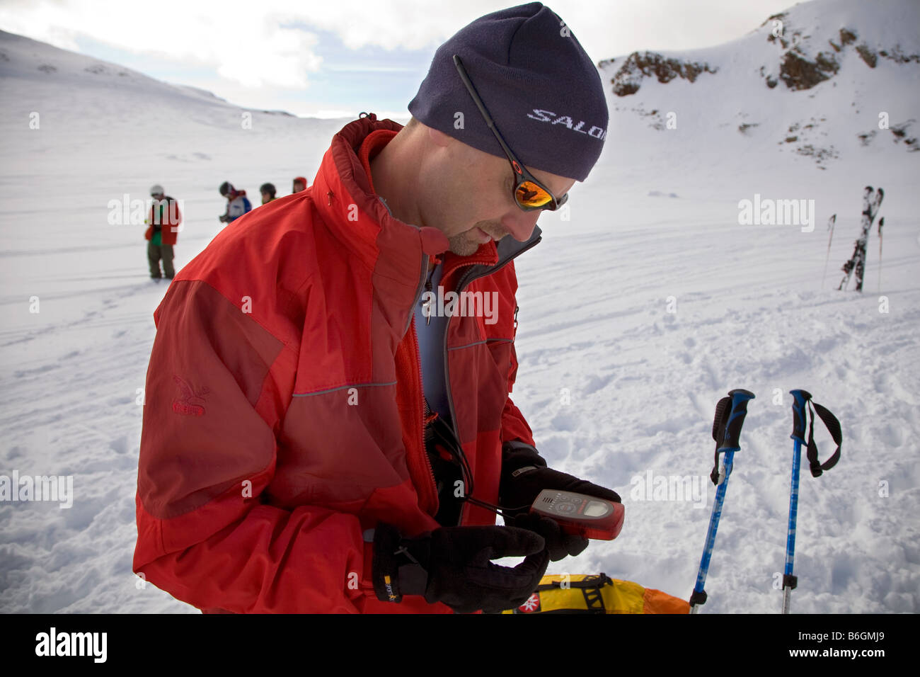 Un homme s'entraîne avec un émetteur sur le glacier de Stubai en Autriche Les transmetteurs sont utilisés pour localiser les gens ont perdu la vie dans des avalanches Banque D'Images