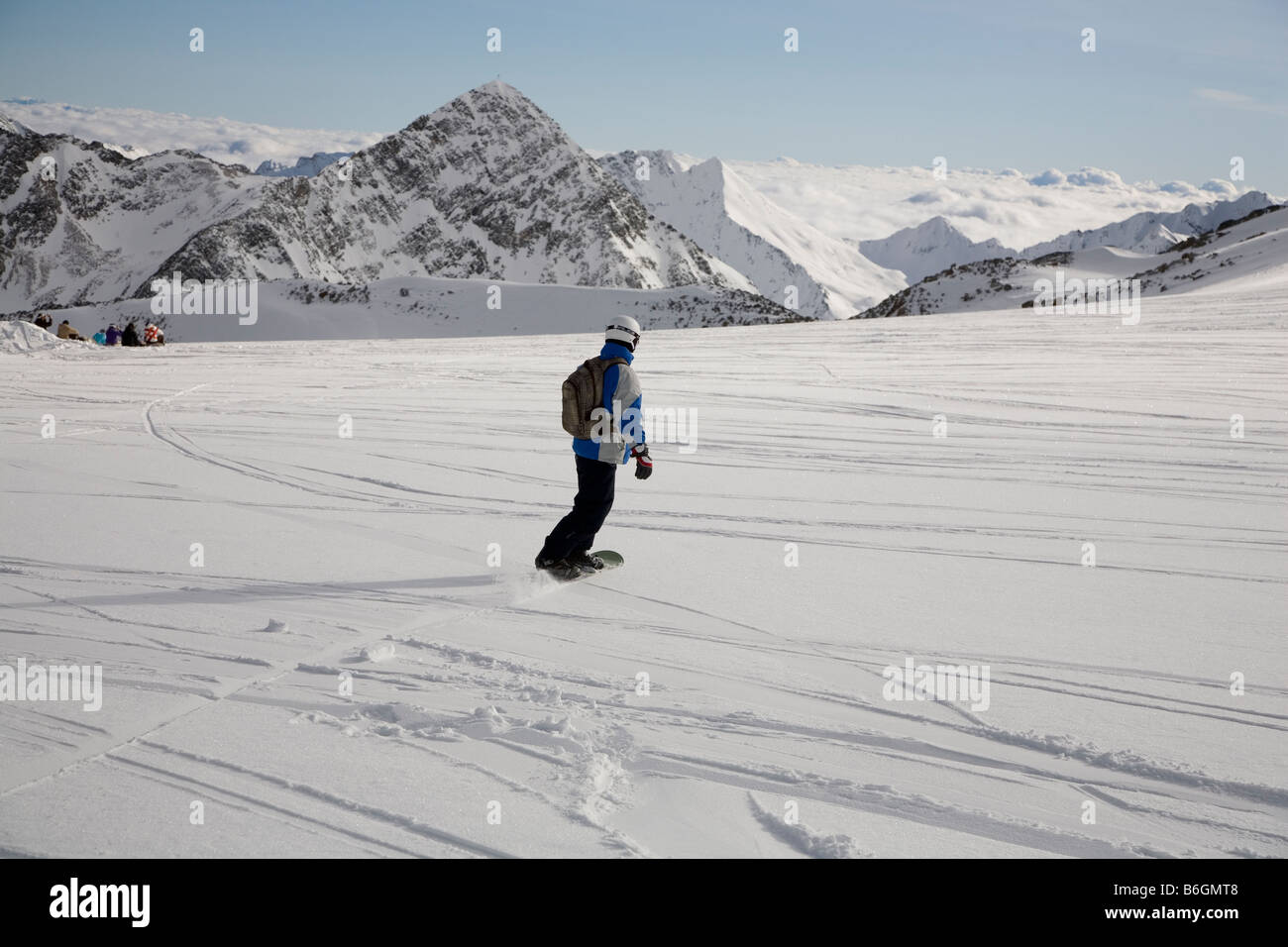 Un snowboard sur le glacier de Stubai près de innsbruck Autriche Banque D'Images