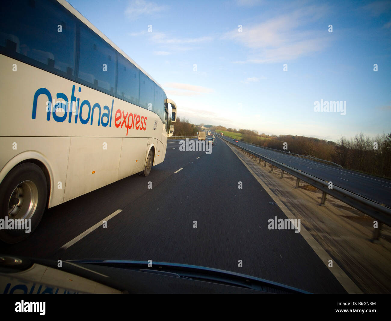 National Express un coah voyageant sur une autoroute Banque D'Images