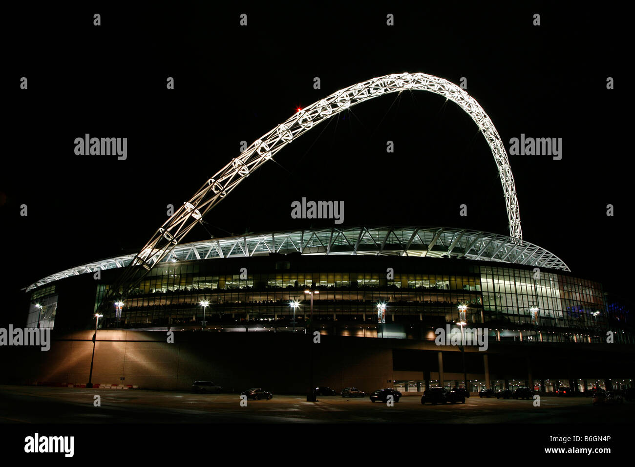 Vue sur le nouveau stade de Wembley lit up at night Banque D'Images