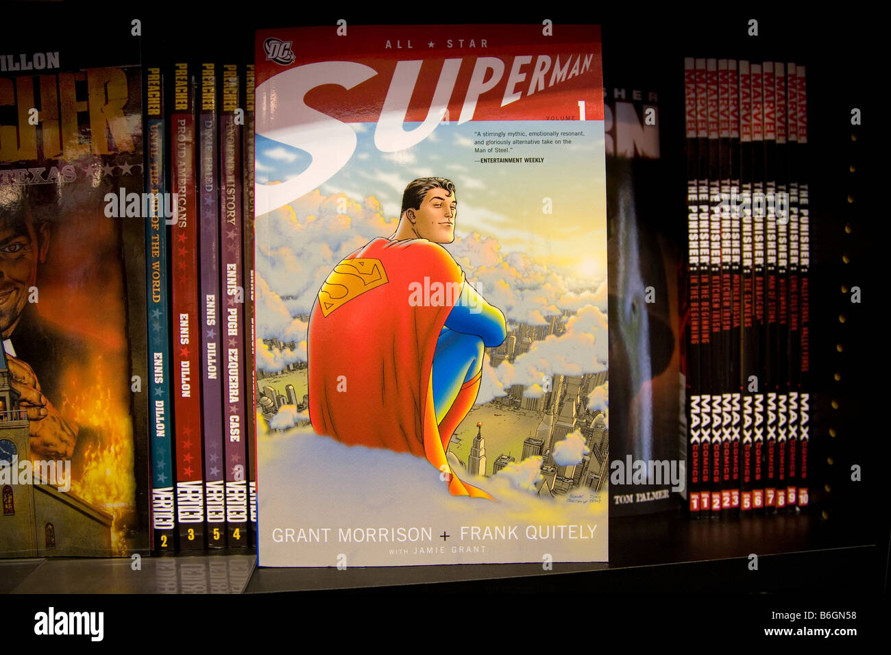 Un dc comics superman sur la plate-forme de la Gosh comic store à Londres Banque D'Images