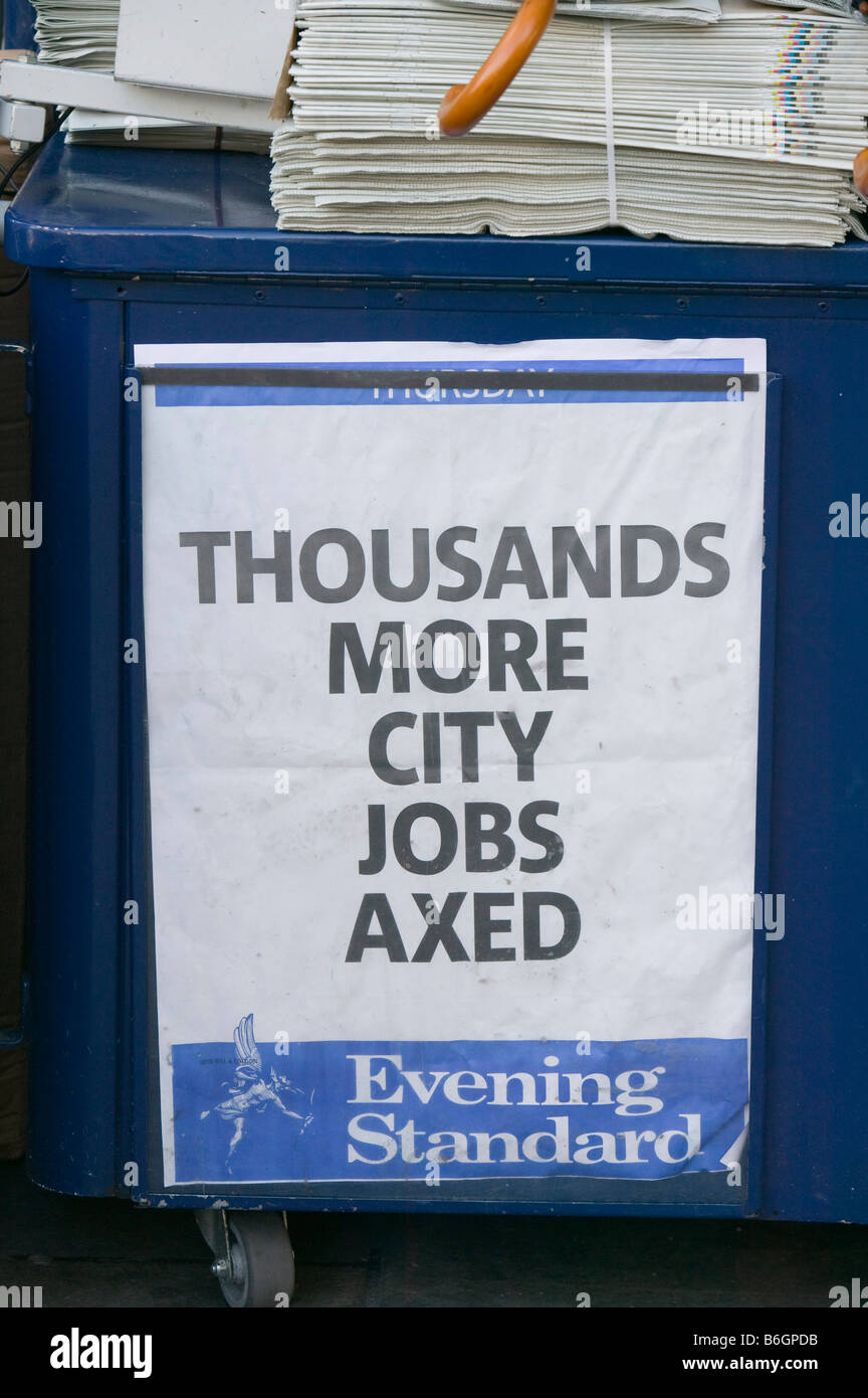Panneaux publicitaires de journaux à Londres Royaume-uni annoncer une autre vague de pertes d'emploi dans la crise du crédit de 2008 Banque D'Images
