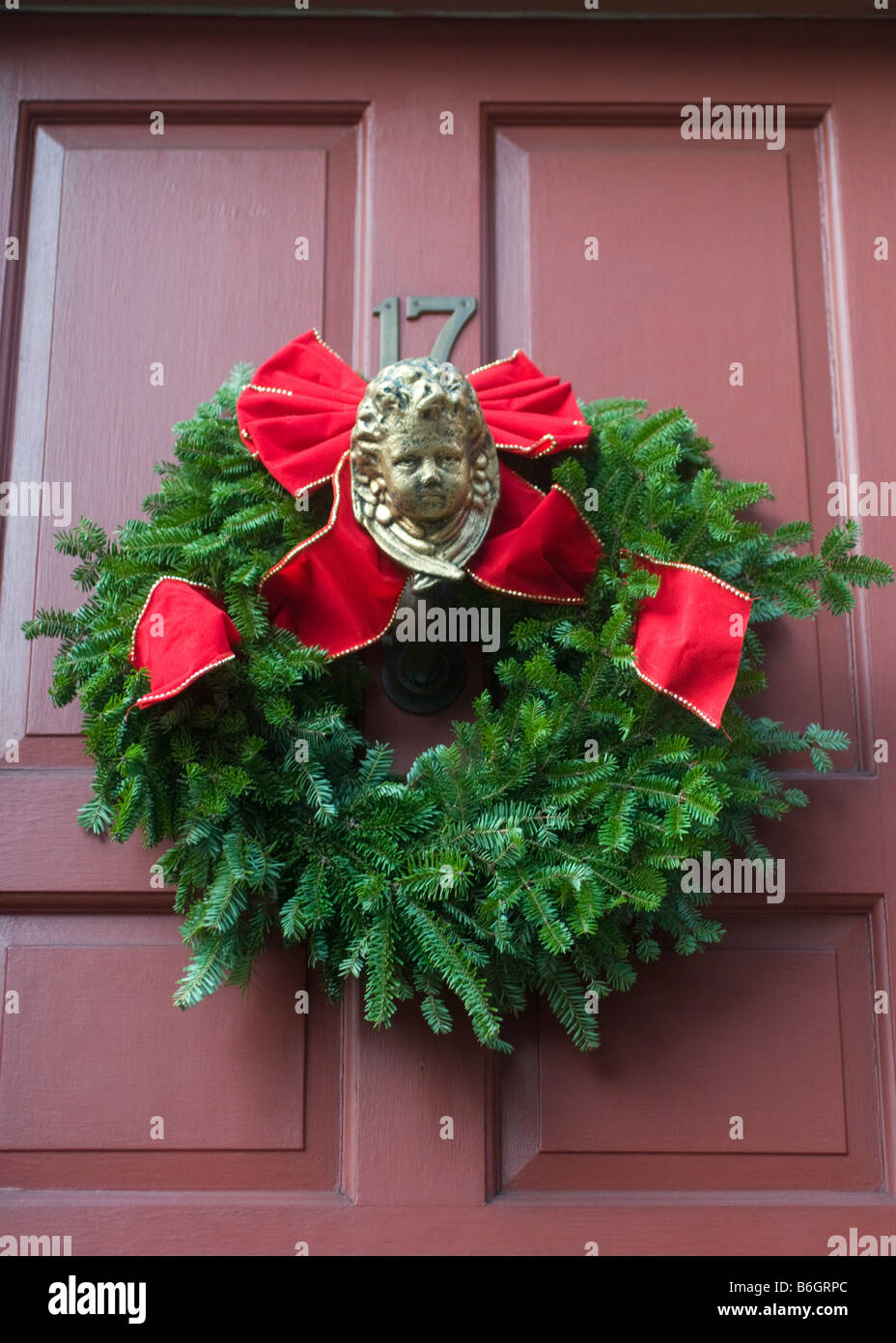 Couronne de Noël avec chérubin accroché sur la porte d'entrée dans le quartier de West Village Manhattan ©Stacy Walsh Rosenstock/Alamy Banque D'Images