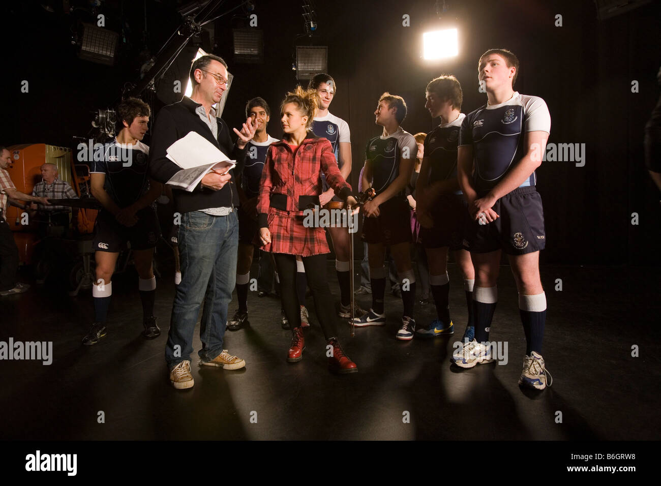 Singer Laura McGhee et membres de l'Académie de Glasgow rugby team l'enregistrement de leurs lignes de Rabbie Burns chanson Auld Lang Syne. Banque D'Images