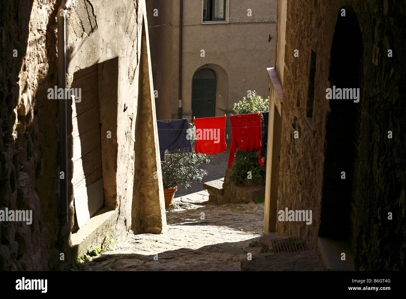 Vêtements rouge suspendu à une ligne dans le village italien Italie Toscane  Roccatederighi Photo Stock - Alamy