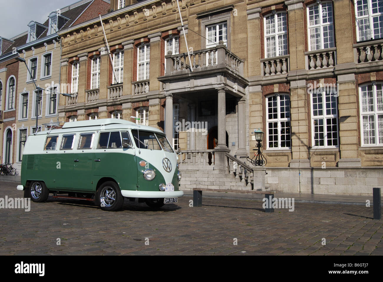 Bus VW classique à l'hôtel de ville de Roermond Pays-Bas Banque D'Images