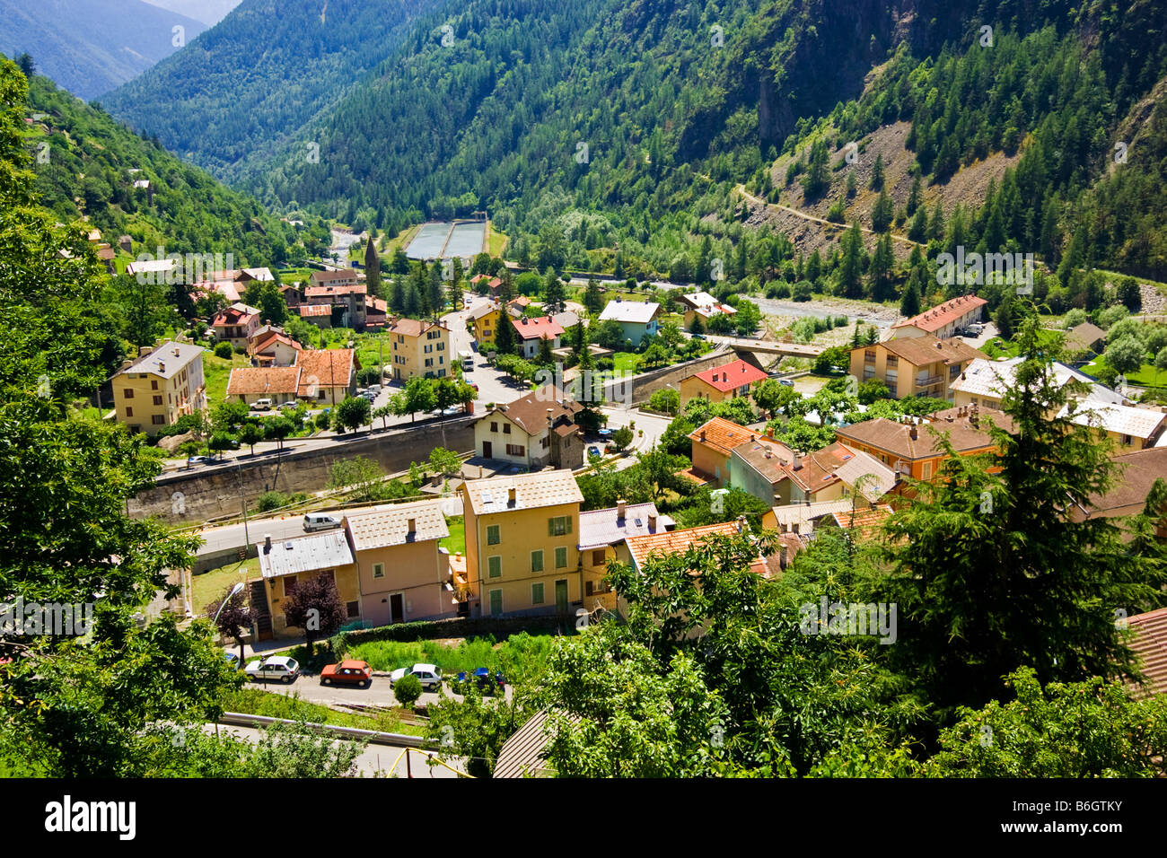 Alpes Maritimes - petite ville de montagne des Alpes d'Isola dans le Parc National du Mercantour, Parc National du Mercantour, Provence, France Banque D'Images