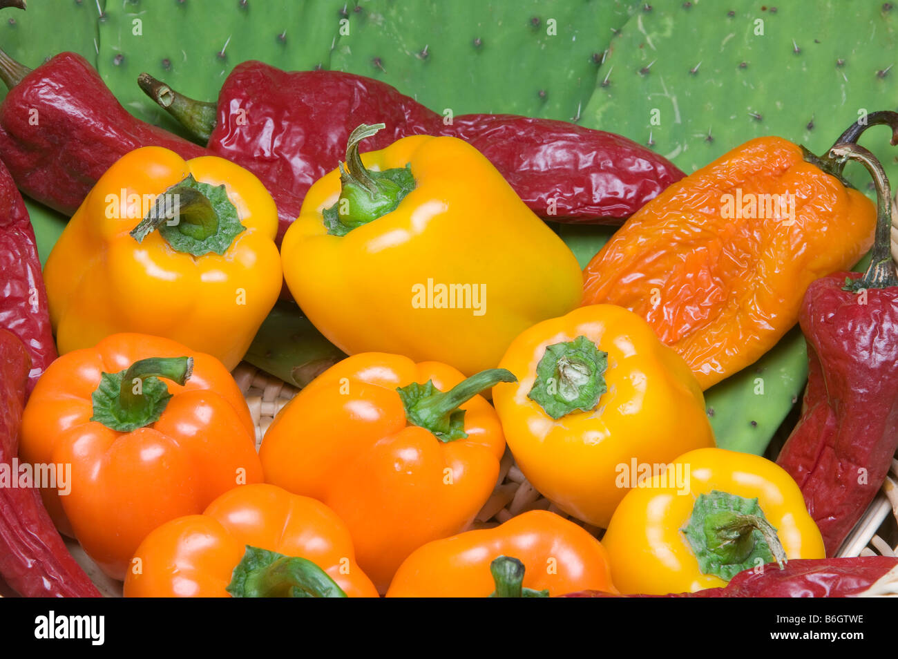 Poivrons rouges doux et Chiles Banque D'Images