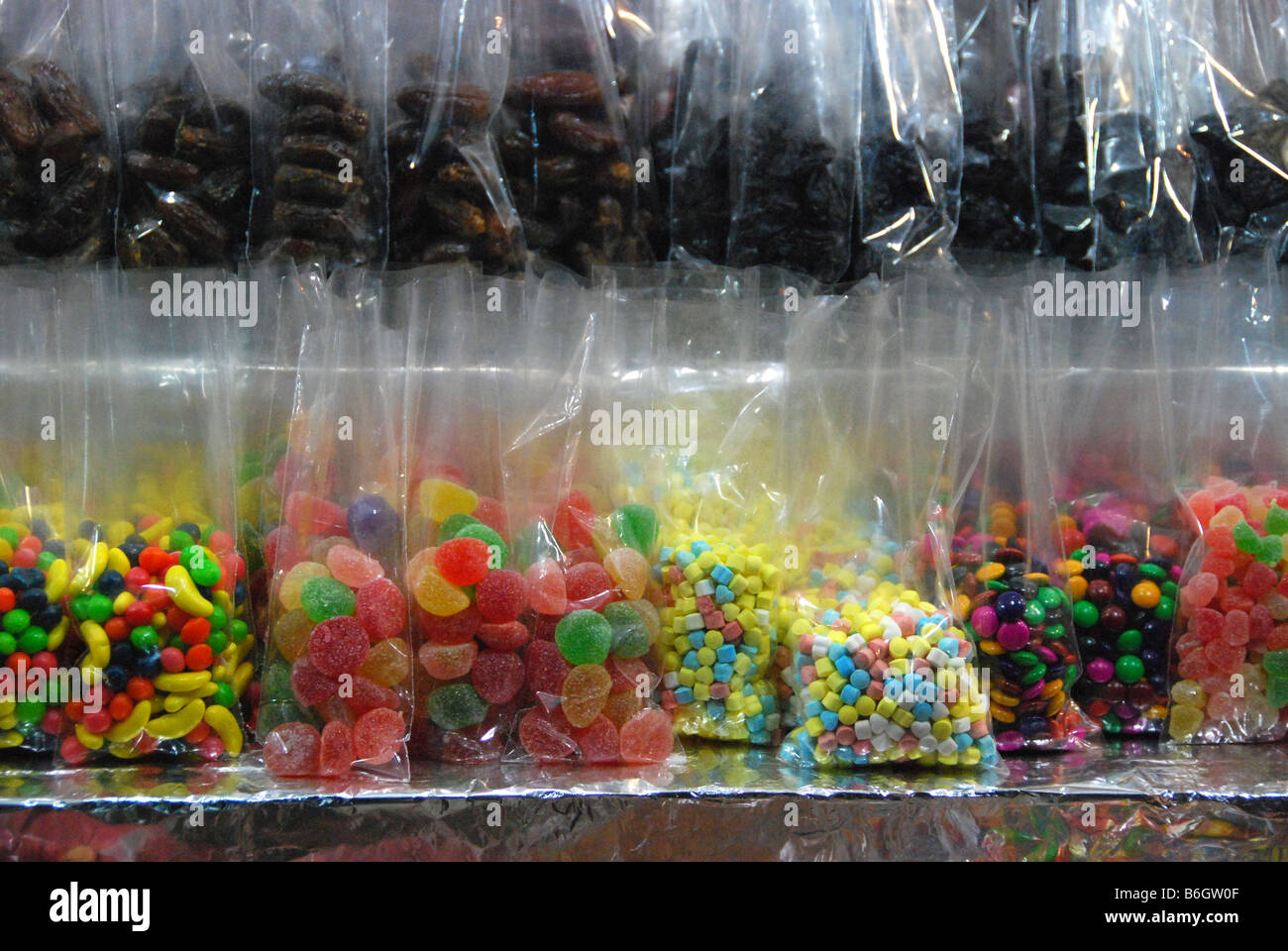 Une séduisante & éventail coloré de bonbons & fruits confits affiché dans du cellophane sacs chez une foire de rue à Sayulita, Mexique Banque D'Images