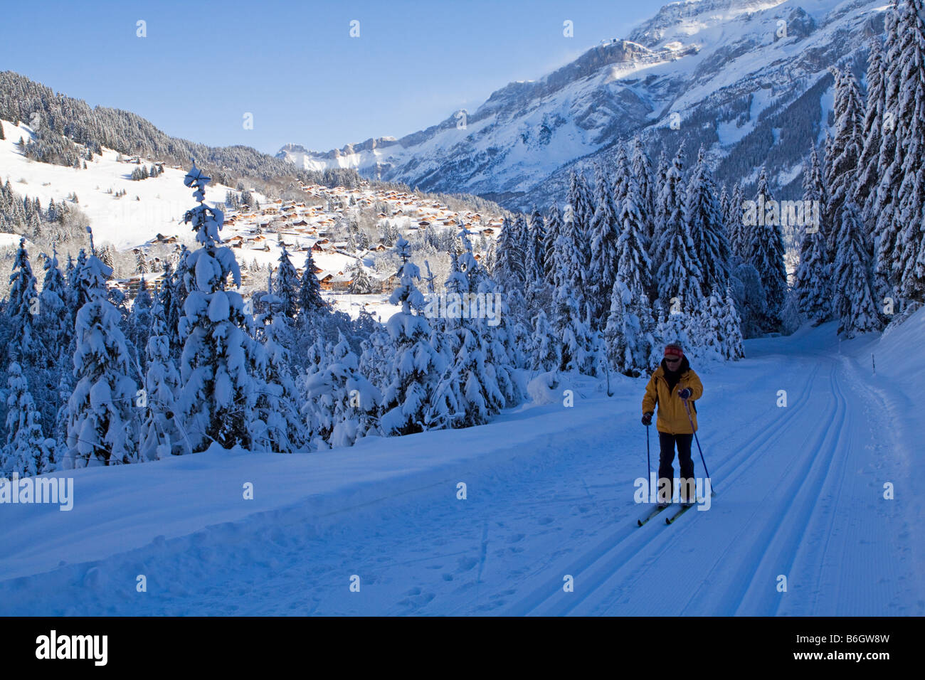 Le ski de fond dans le village des Diablerets, Suisse Banque D'Images