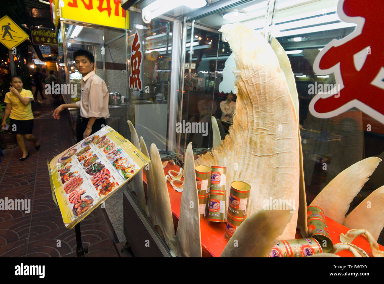 Serveur en attente de clients dans un restaurant chinois soupe aux ailerons de requin dans Chinatown Bangkok Thaïlande centrale Banque D'Images