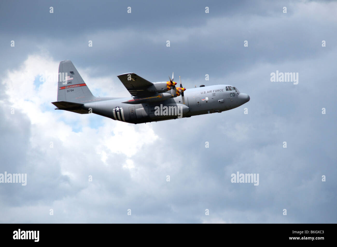L'United States Air Force Lockheed C130 Hercules avion en vol au dessus de Bellville, Michigan Banque D'Images