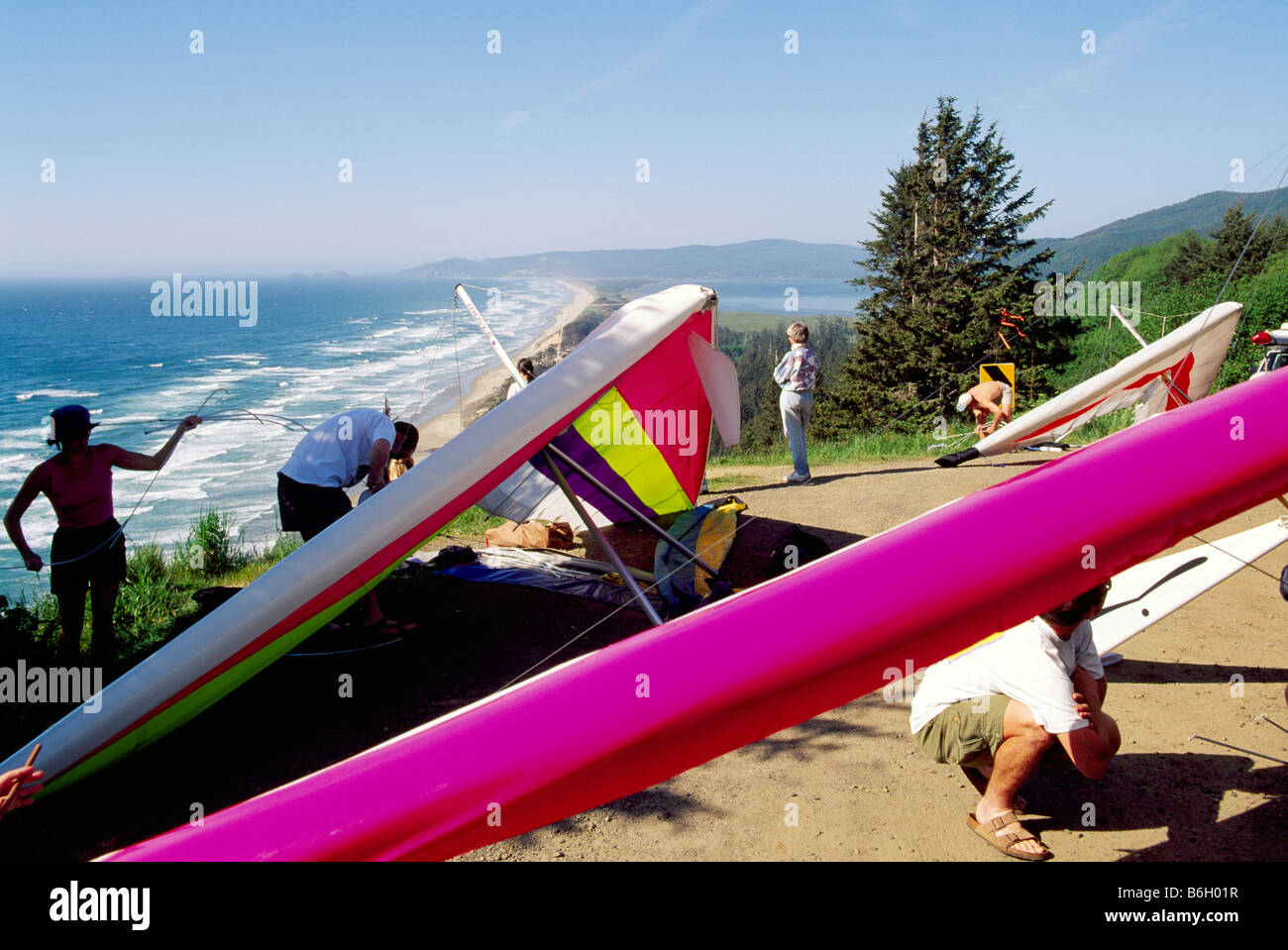 Anderson Point, Oregon, USA - Deltaplanes en attente à l'aire de lancement de vol-libre, côte ouest, l'Océan Pacifique Banque D'Images