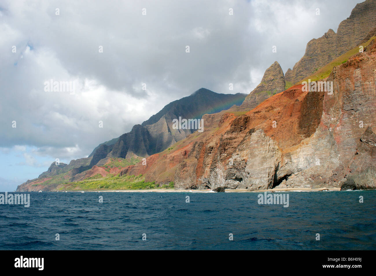 Arc-en-ciel sur Kalalau Valley Napali Cliffs in Banque D'Images