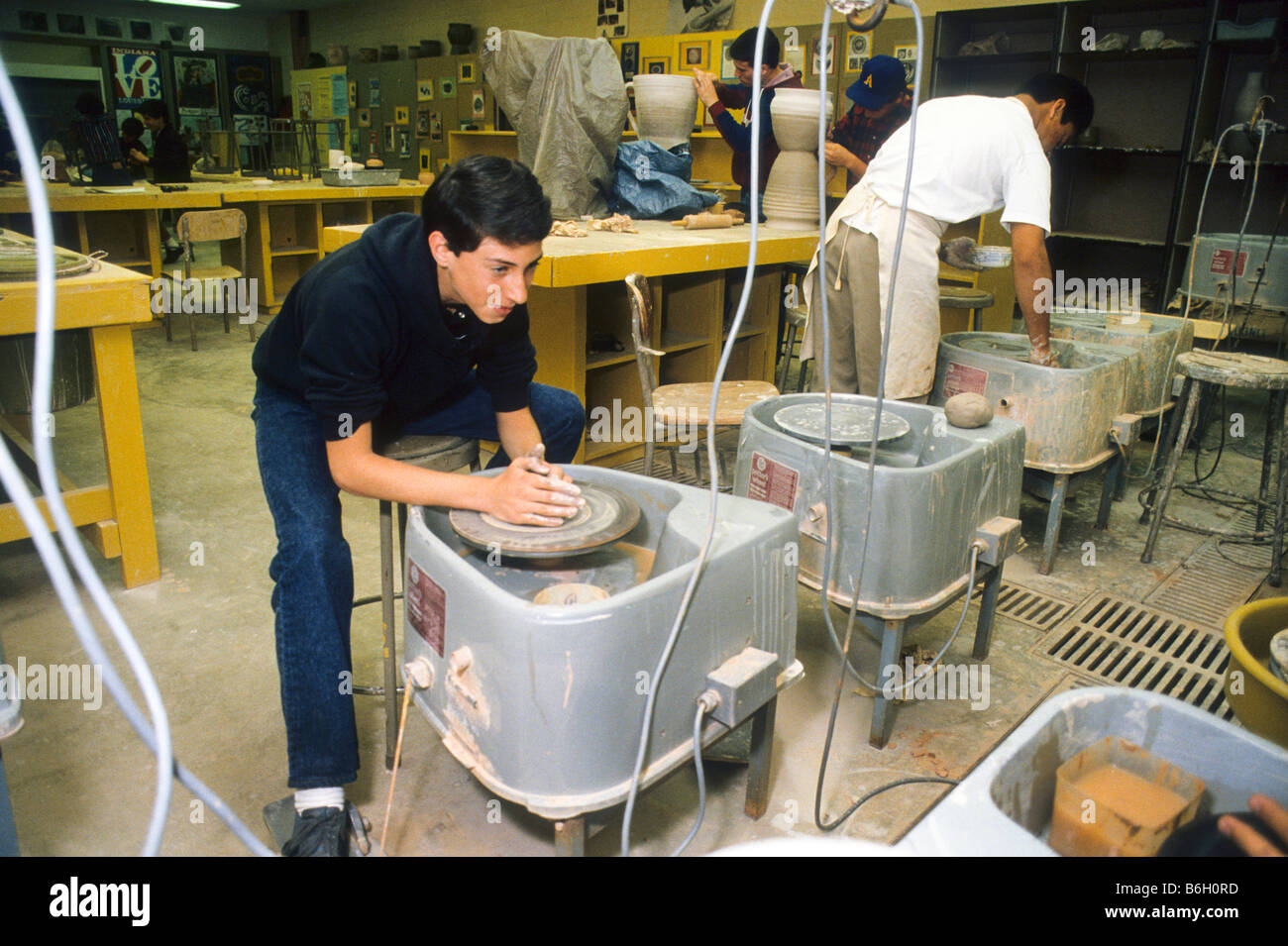 Les élèves du secondaire travaillent sur la roue en céramique classe. Banque D'Images