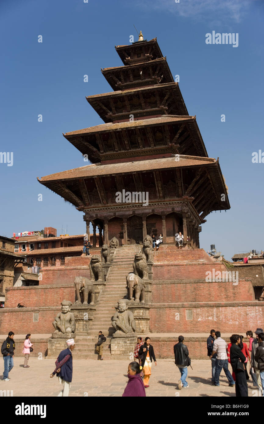 L'Nayatapola Temple dans la tole Taumadhi Square Bhaktapur, dans la vallée centrale de Katmandou au Népal Banque D'Images