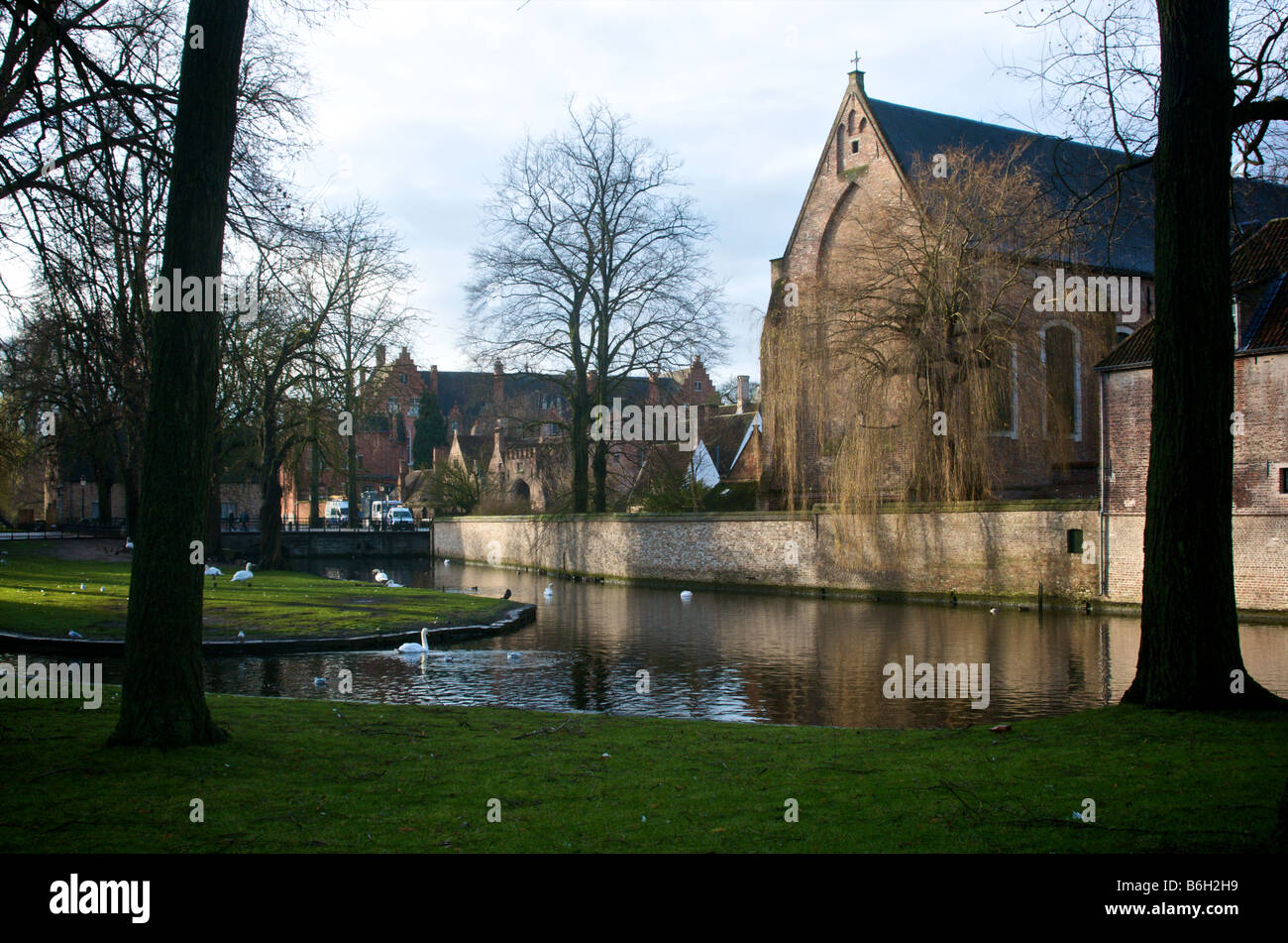 L'église du Béguinage au vu de l'Minnewater à Bruges Banque D'Images