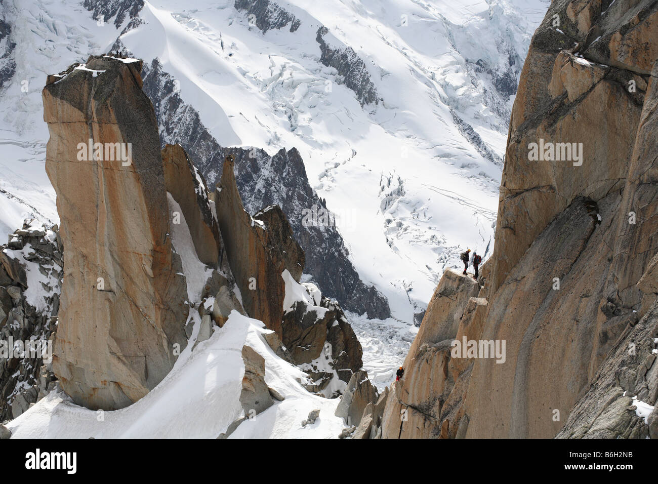 Trois alpinistes sur un rocher Pinnacle sur le Mont Blanc Banque D'Images