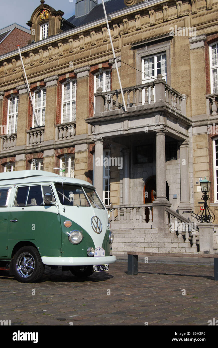 Bus VW classique à l'hôtel de ville de Roermond Pays-Bas Banque D'Images