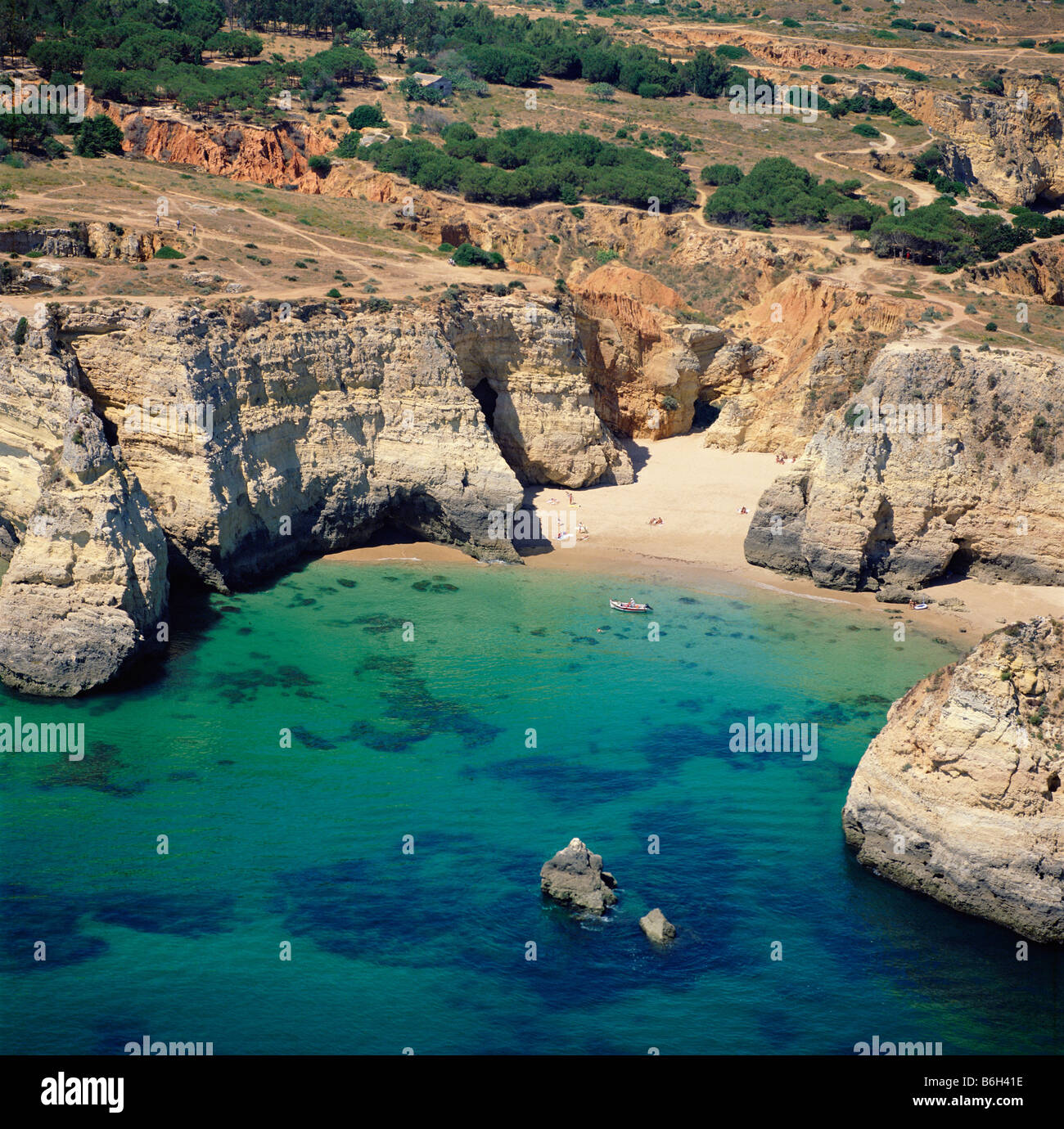 Le Portugal, l'Algarve, vue aérienne d'un quartier calme de la plage en été Banque D'Images