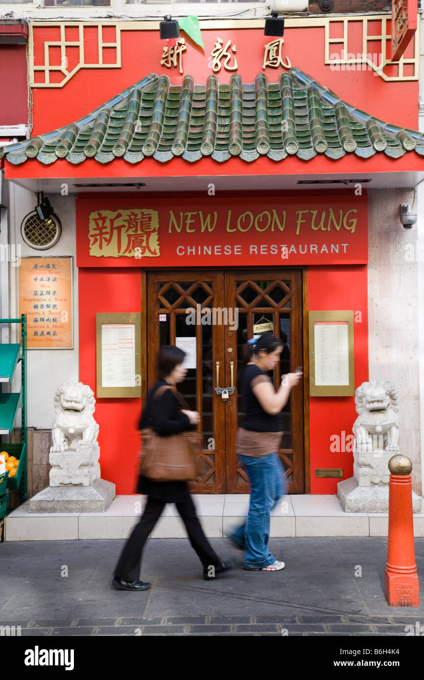 Les piétons passent un restaurant chinois dans China Town, Soho, Londres, Angleterre. Banque D'Images