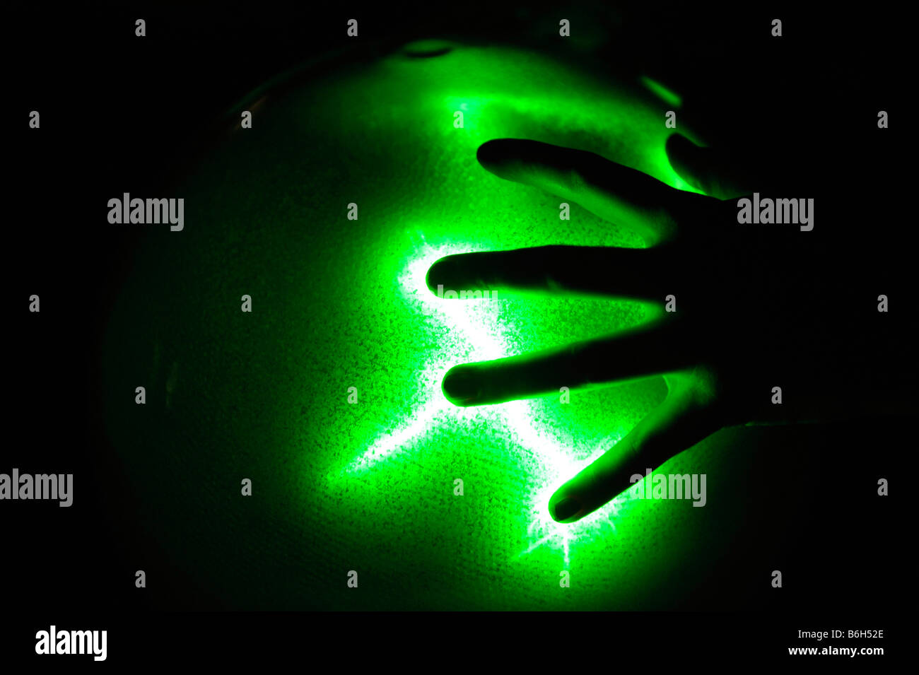 Une main câble électricité statique dans une boule de plasma globe Banque D'Images