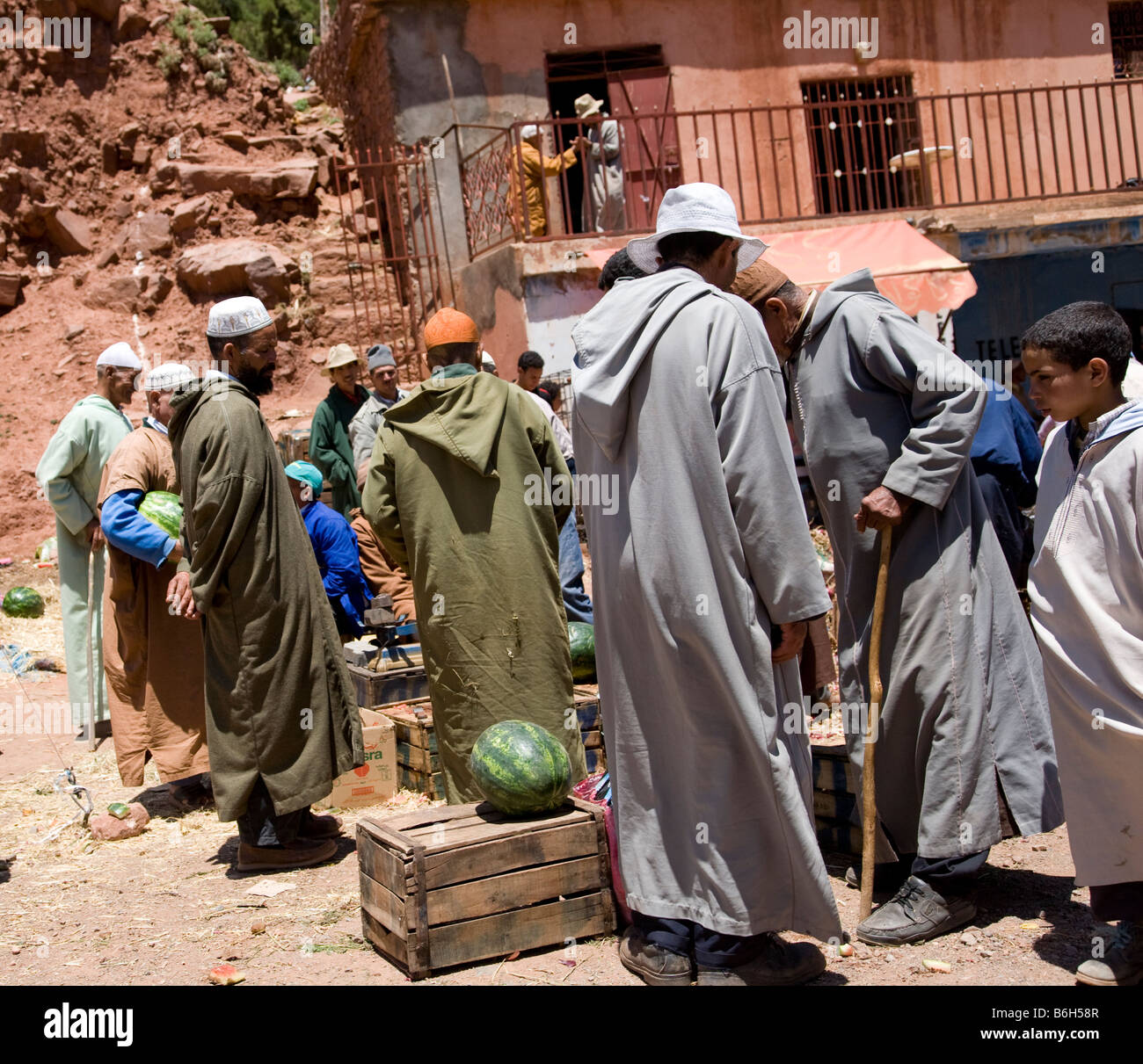 Inspecter les acheteurs de production au marché le dimanche dans une petite ville au Tizi n Tichka dans le Haut Atlas du Maroc. Banque D'Images
