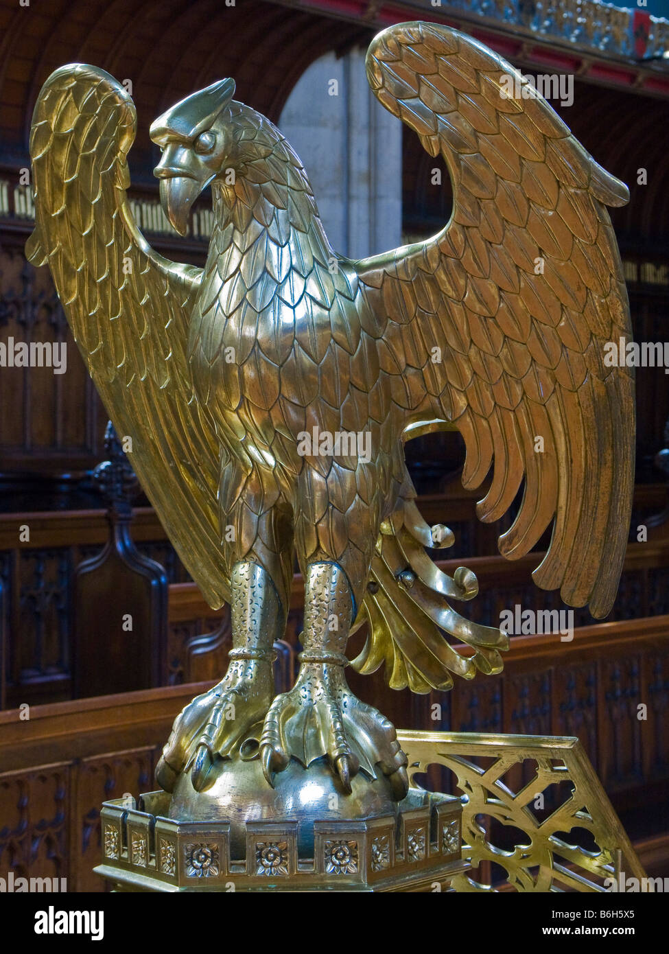 Une lanterne victorienne en laiton en forme d'aigle, au St Cuthbert's College, Durham, Royaume-Uni Banque D'Images