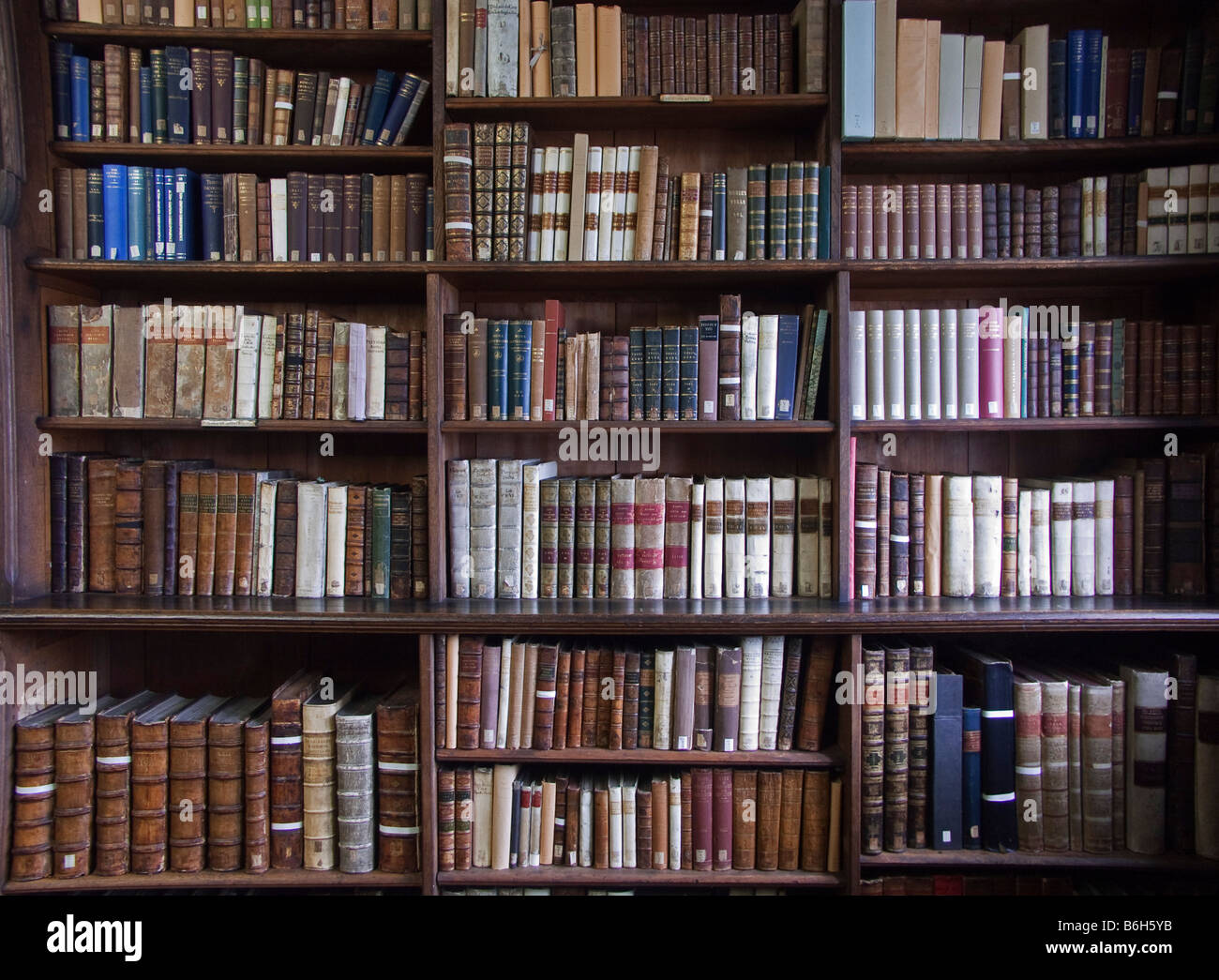 Vieux livres religieux dans une bibliothèque Catholique Photo Stock - Alamy